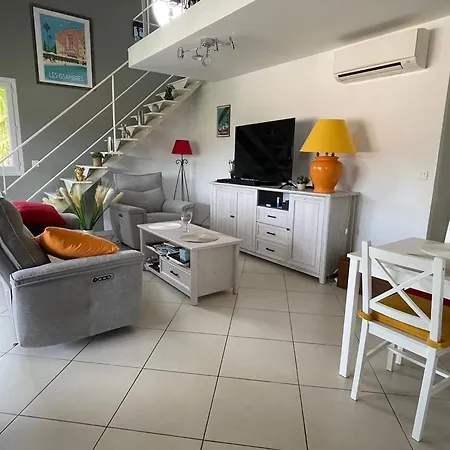 2 + Mezzanine, Proche Plage, Climatise, Terrasse, Parking Reserve - Fr-1-768-61 דירה *